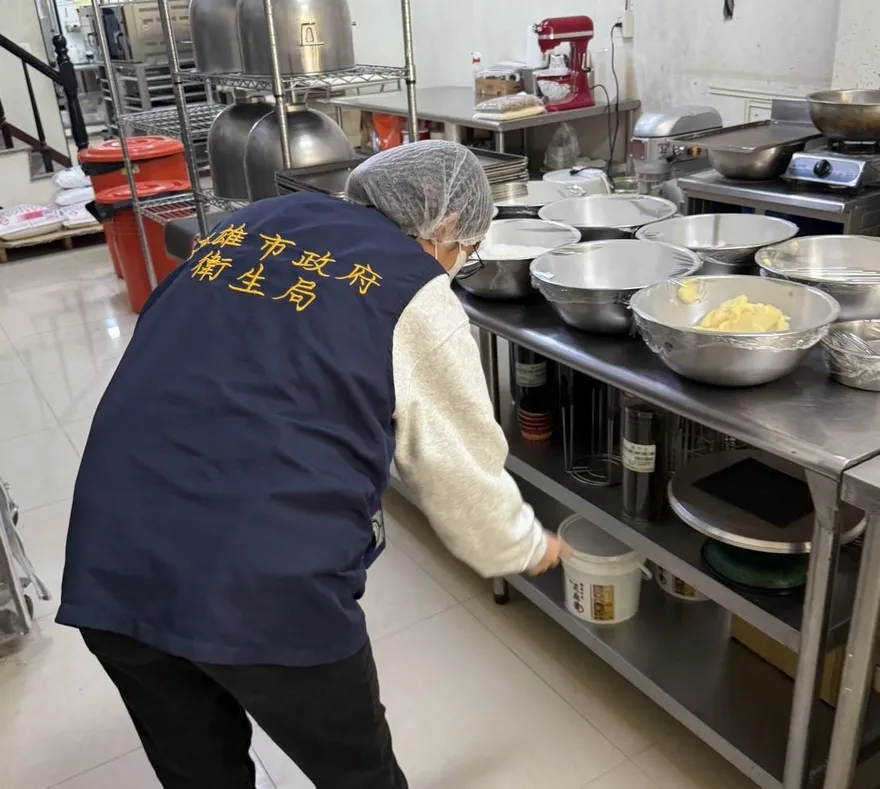 草莓蛋糕發霉！高雄「奕式布蕾」遭查冷藏未記錄等缺失