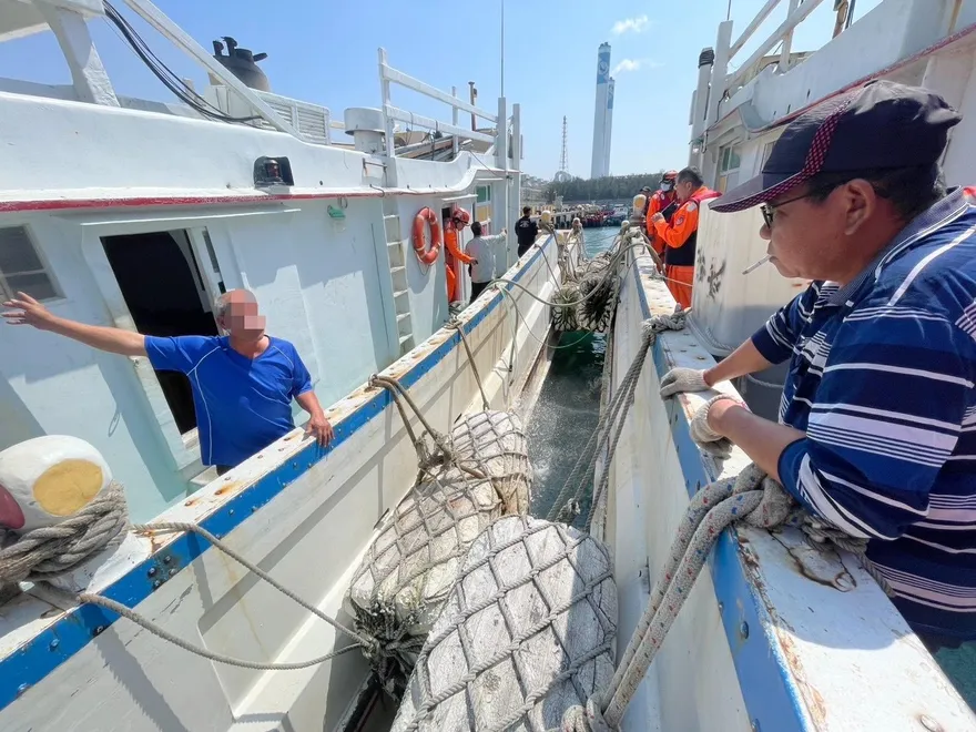 影/雲林外海漁船機械故障進水　海巡雙艇救援護送脫險