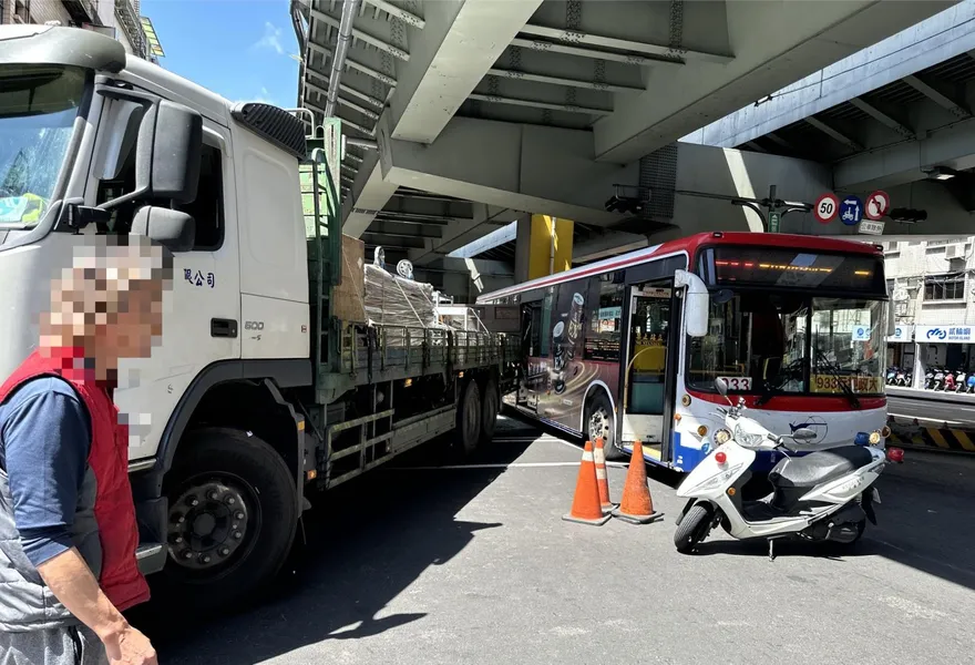 影/疑外輪差肇禍！新北大貨車右轉撞擊公車　幸無人傷