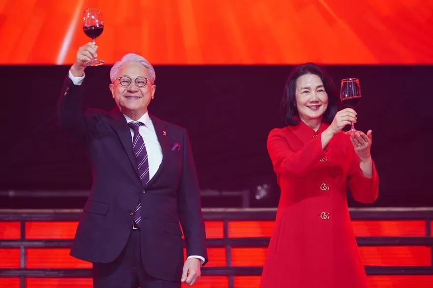 「最美董娘」豪砸2500萬加碼！掃台新新光金　驚人持股數曝