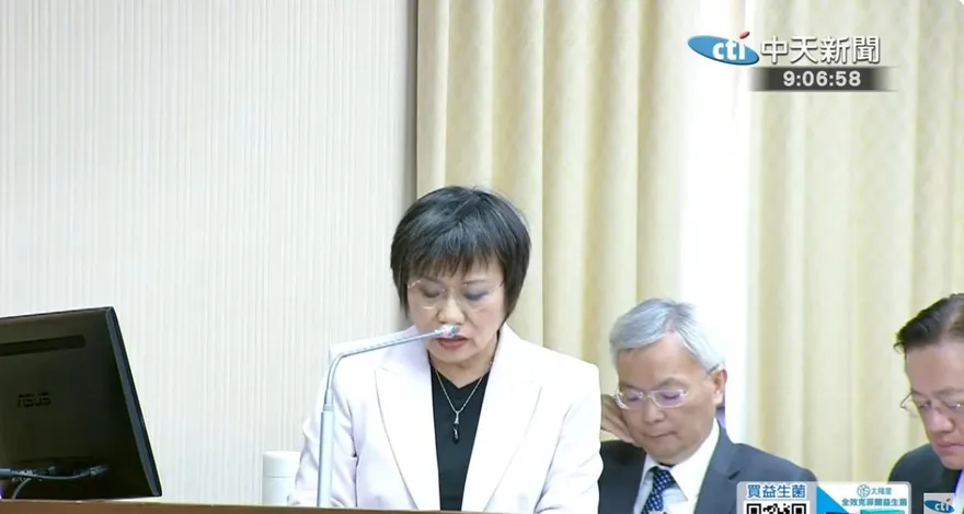 劉世芳坐著拒上台！李貞秀對空氣質詢　鄭村棋怒批：當官就該秉公辦事