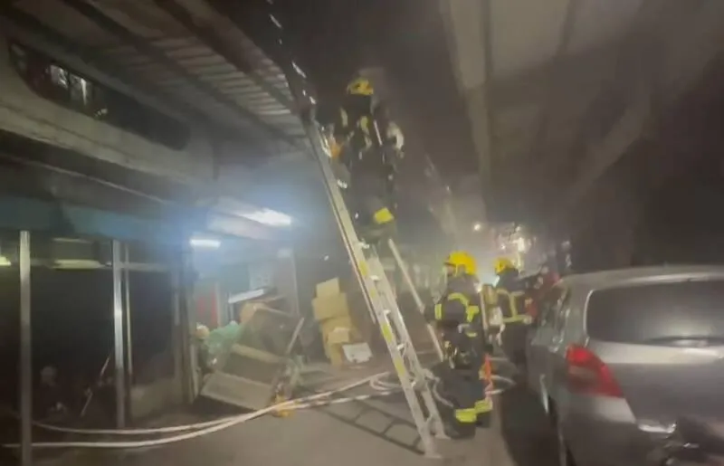 嘉義市民宅燒起來「黑煙狂竄」！警消救出2人