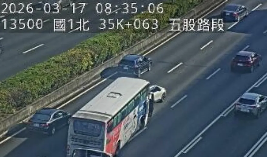 國道1號「客運出事」！上班時間追撞占中內線