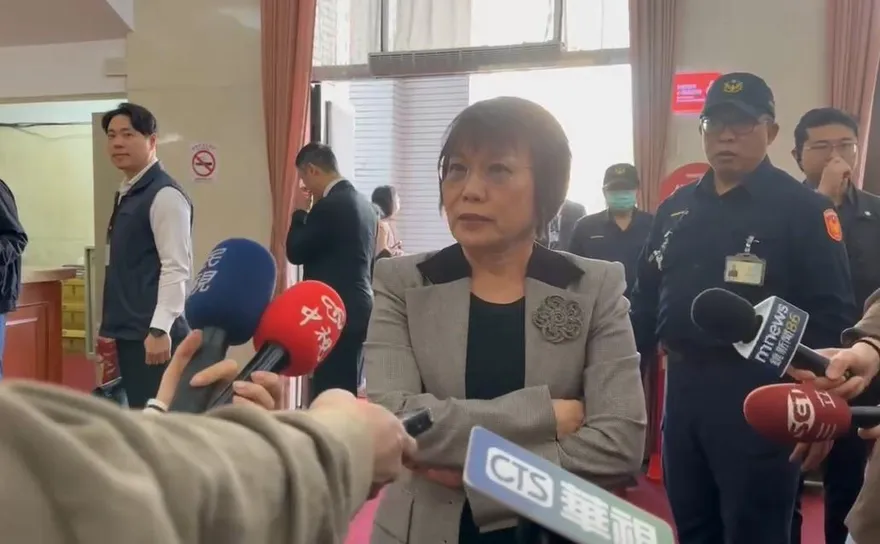 遭記者堵麥劉世芳怒瞪斥「騷擾」　白營開轟：這就是高官的樣子