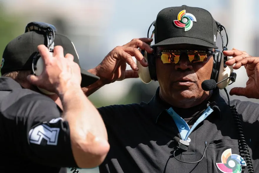 WBC/158公里火球直砸臉！主審視角曝光　球迷全嚇壞