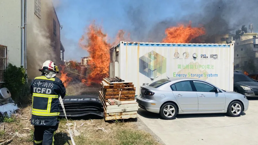 影/台中大雅貨櫃屋火警　烈焰延燒3車遭燒毀