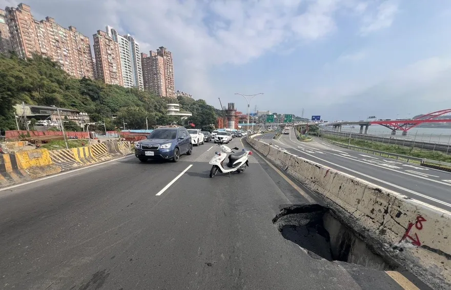新北淡水民權路車道路面塌陷　警封鎖快車道剩一線通行