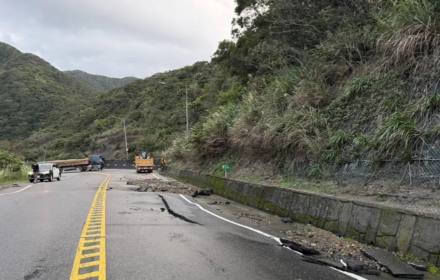 影/台2線瑞芳段自來水管破裂　路面塌陷全線封閉