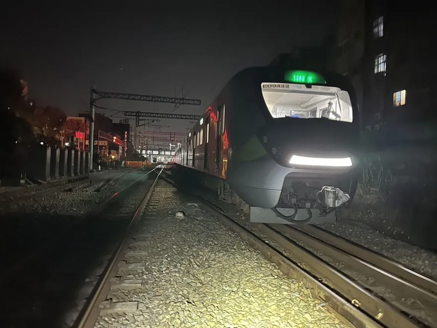 台鐵再有死傷事故！男子遭區間車撞擊「全身重創命危」
