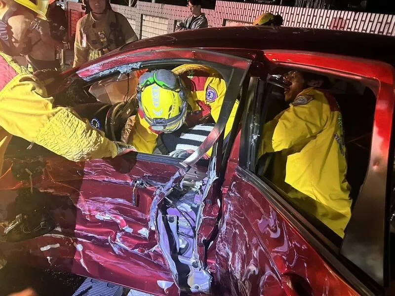 影/駭人！基隆醉妹「國道前逆撞」釀2車變形1人受困