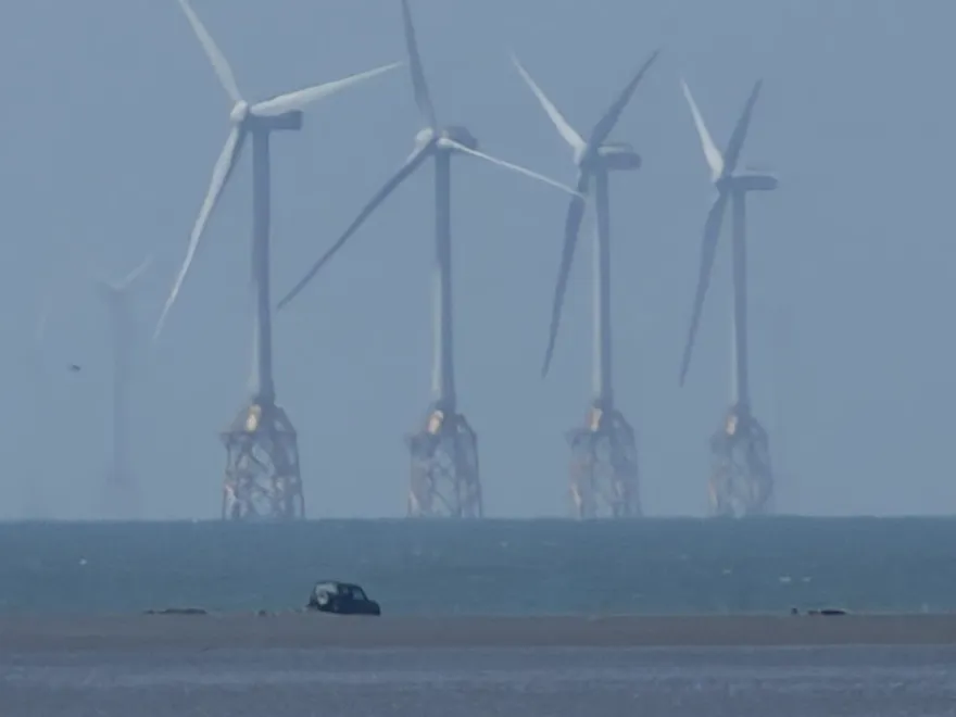 刁車遇漲潮！60歲男棄車逃命　「幽靈吉普車」海上漂10天