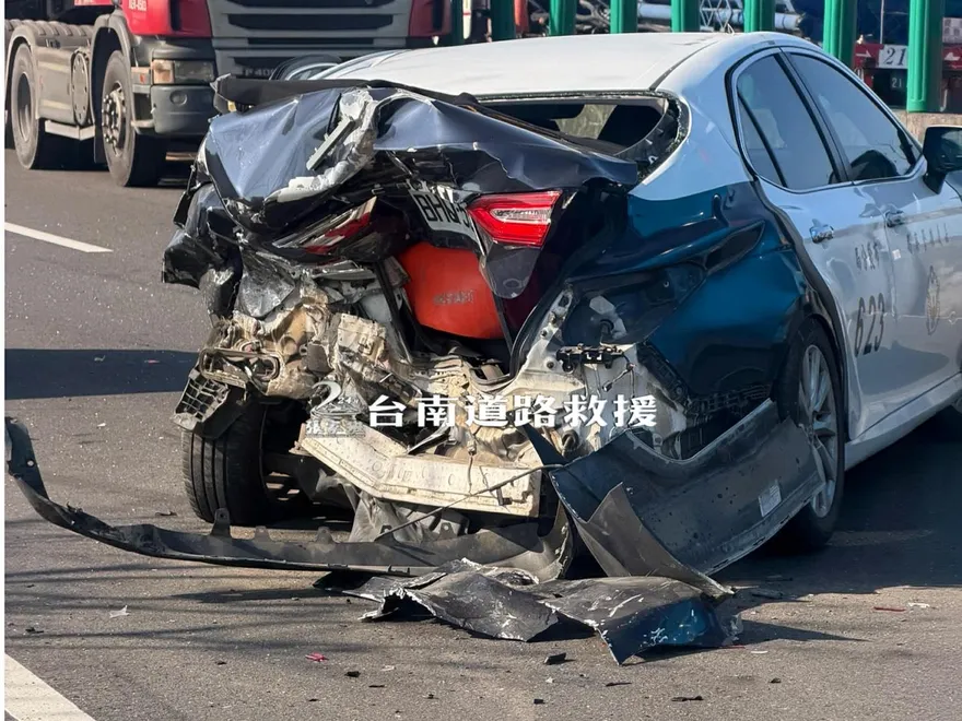 影/西濱布袋段連2車禍！警處理事故遭撞擊　車尾削爛