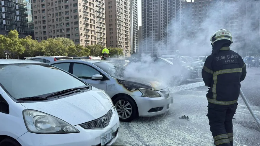高雄美術館停車場驚傳火燒車！引擎自燃幸無人傷亡