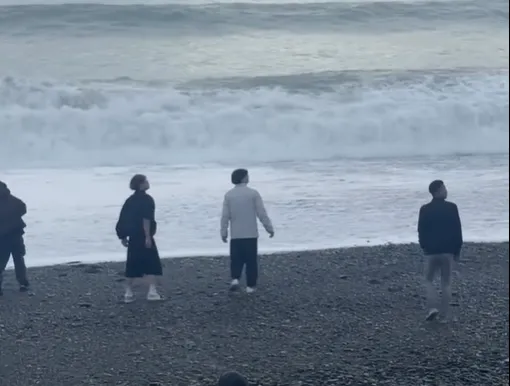 海邊丟石頭「飛彈天上飛」！伴隨巨響　網驚：以為看電影