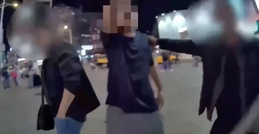 影/捷運西門站出口2男互毆　醉男咆哮推警遭壓制管束