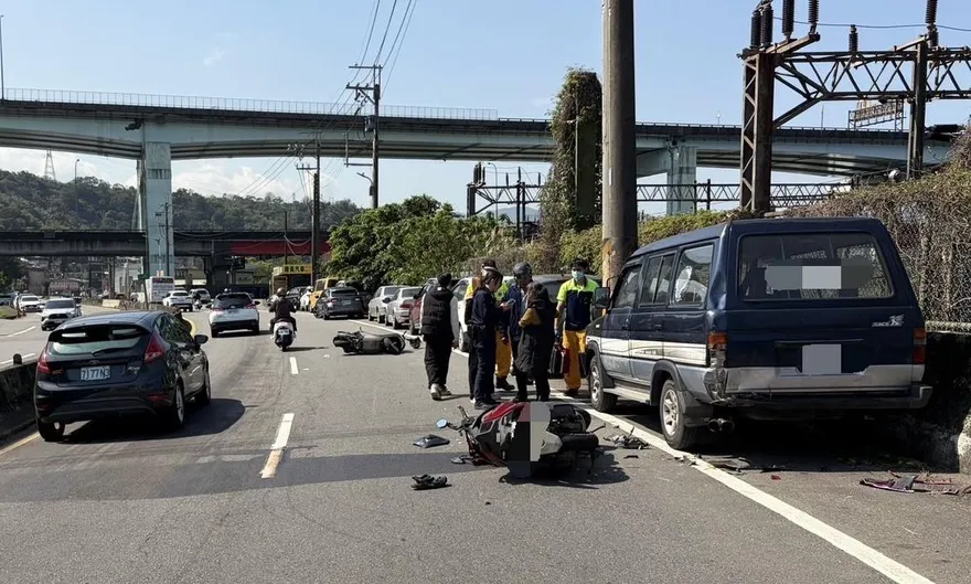 影/基隆暖暖嚴重車禍　男子騎車自撞路邊車輛送醫不治