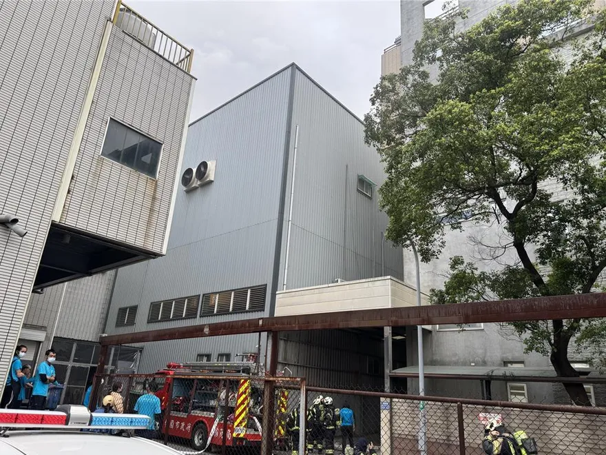 桃園八德工廠傍晚突發火警！副理吸入濃煙　身體不適送醫