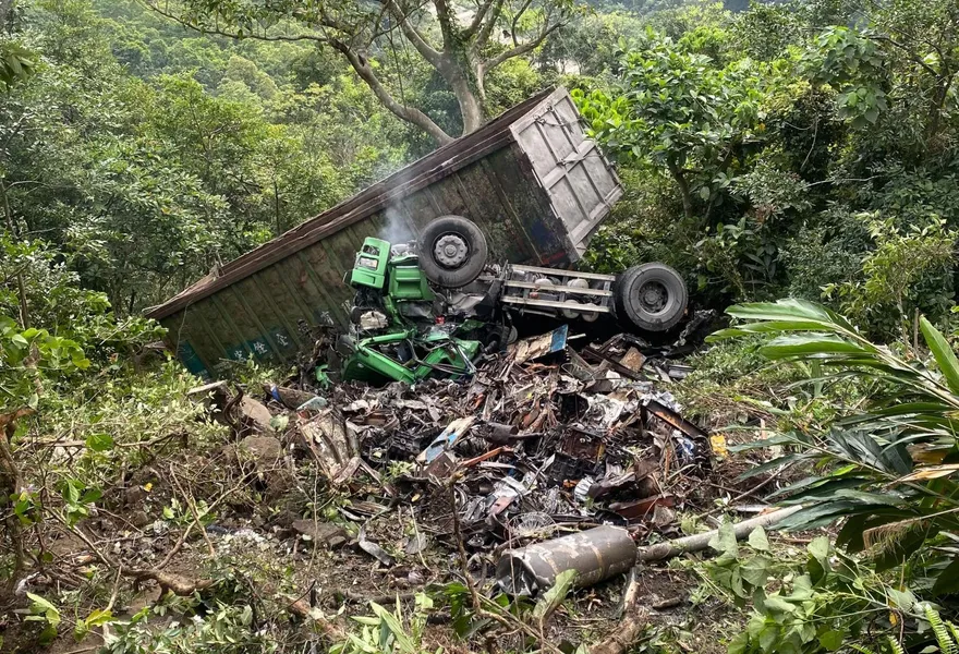 狀況危急！台9線「大型車墜谷全毀」駕駛生死未卜
