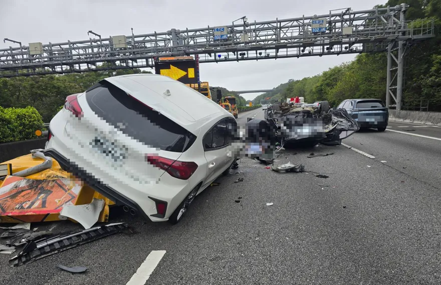 國3新竹系統3車猛撞！小車「烏龜翻」　1人骨折倒路邊