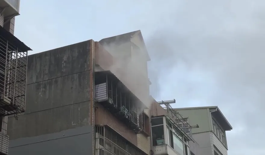 影/新北三峽公寓火警濃煙狂竄　女住戶命危送醫搶救
