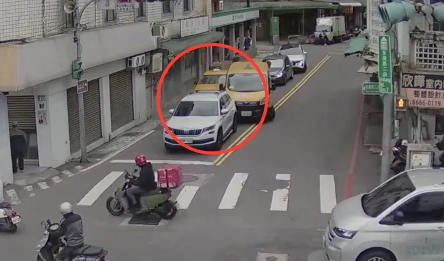 影/新店計程車失控暴衝前後撞4車　女騎士受傷送醫