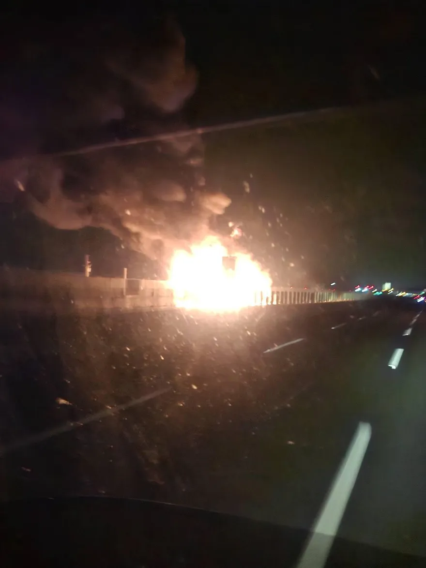 國1雲林大貨車燒得超猛！裝載化學物+疑油箱破　現場畫面曝