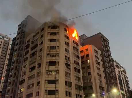 高雄社區12樓火警！磁磚狂落超危險　住戶救出、愛犬被燒死