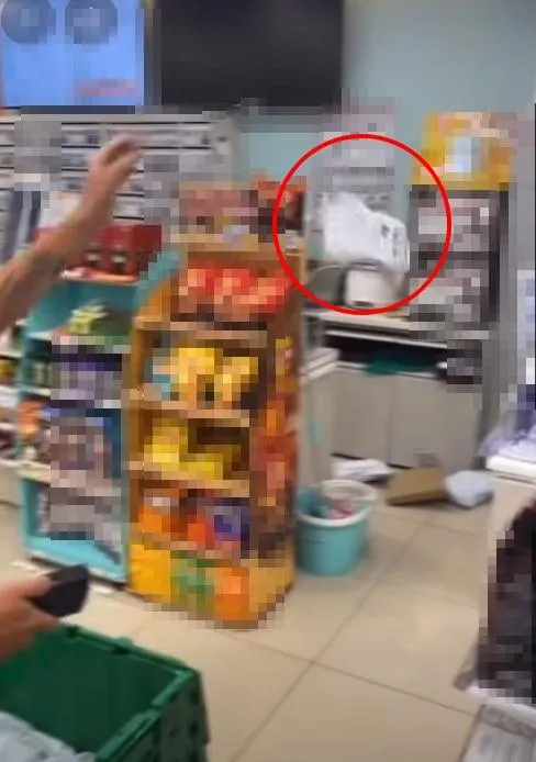超商店員惡搞「包裹當皮球丟」　誇張行徑全都錄