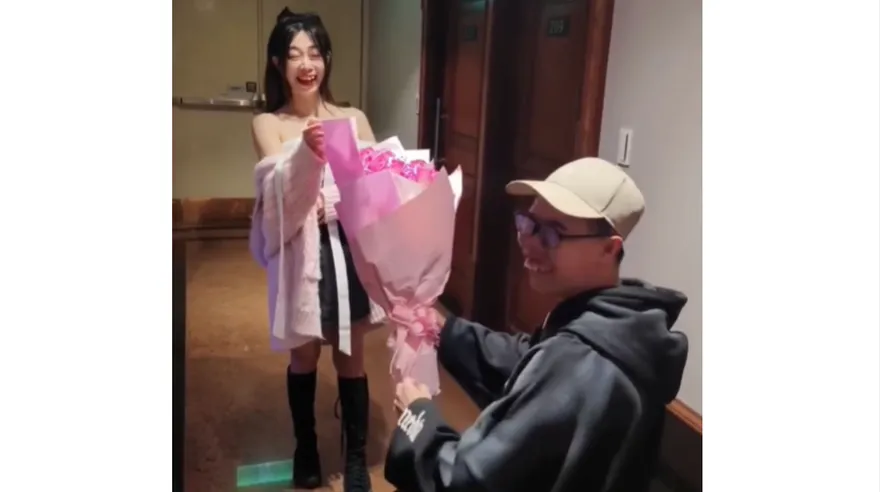 影/鄧佳華出獄就求婚！單膝下跪示愛全被拍　簡簡妙答：花很漂亮