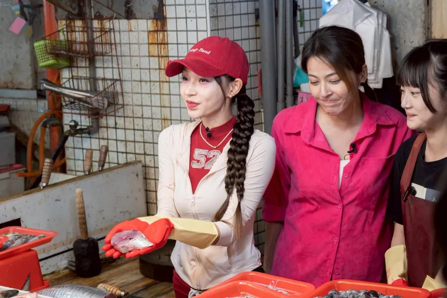 最美魚販！林襄獻賣魚初體驗　秀刀工嗨喊：能不能在這上班？