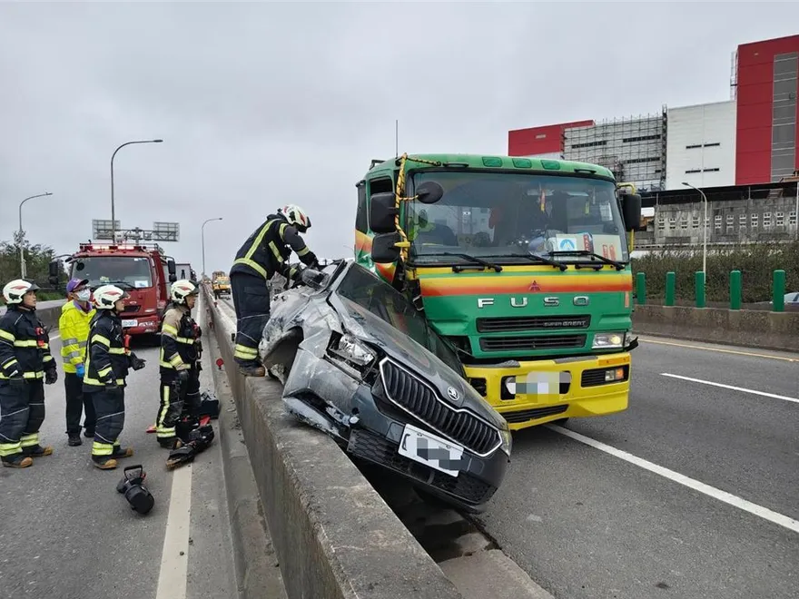 清大女助理教授西濱遭聯結車夾殺！車體嚴重變形　不幸身亡