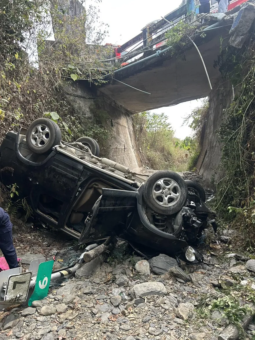 影/屏東縣三地門鄉自小客墜橋旁大排「烏龜翻」！副駕送醫