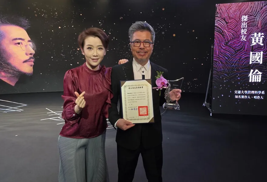 黃國倫回母校獲頒傑出校友　自豪「征服台大校花」寇乃馨