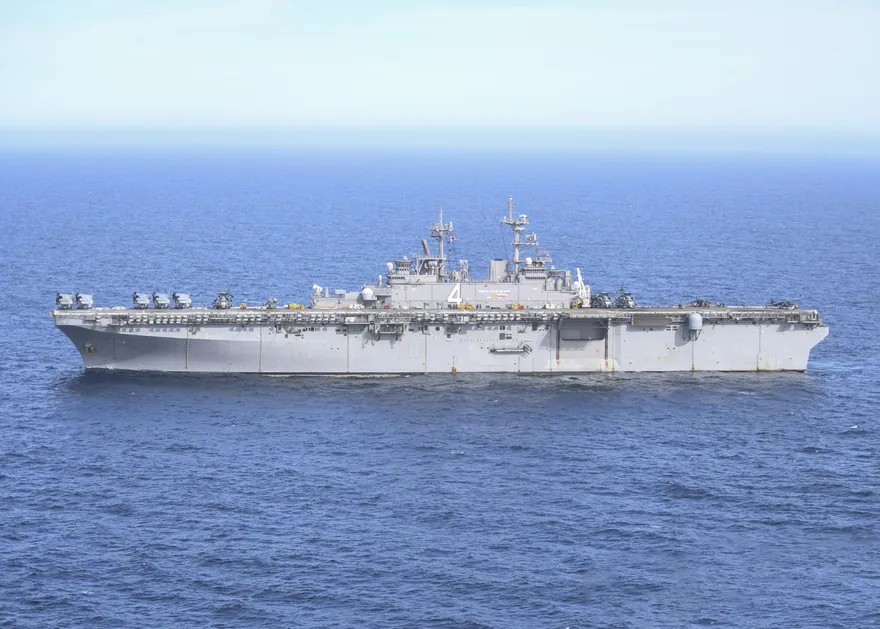 兩棲攻擊艦拳師號領軍出動　美增派數千部隊趕赴中東