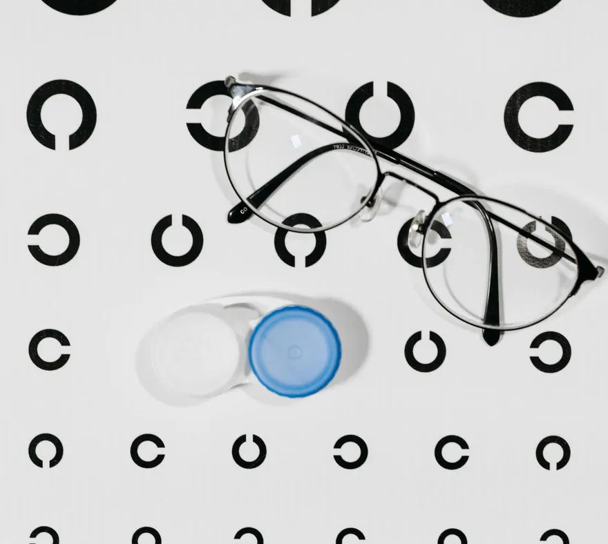 學齡前是近視防治關鍵期　醫提醒：常瞇眼皺眉要注意