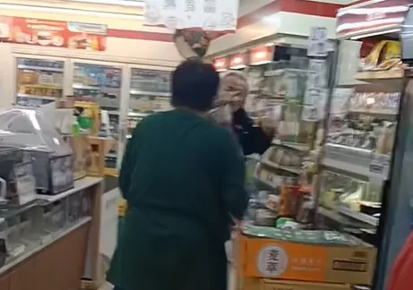 阿公嗆：妳三小！雨傘嬤狂扁「揍到他頭出血」　店員淡定掃地