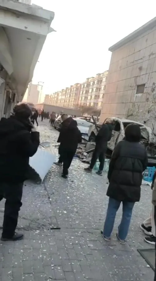 影/人從車庫飛出！內蒙社區爆炸震碎10多戶門窗　用煤氣不慎釀禍