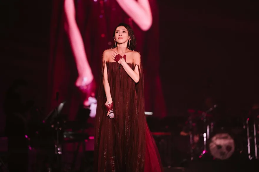 戴佩妮出道26年首登雄蛋開唱　辣穿「全新戰袍」告白歌迷