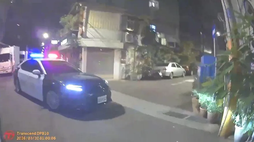 影/搞外遇是吧？新店悍妻疑夫偷腥「拿刀站在巷口等」