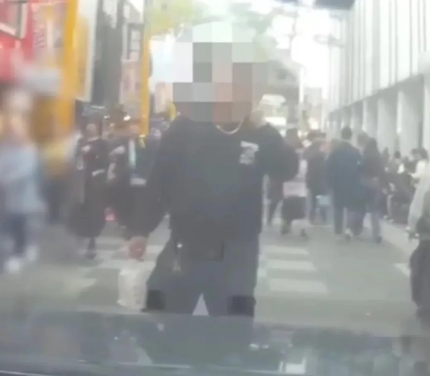 影/西門町徒步區「狂漢肉身擋警車猛踹」！阿sir下車直接處理
