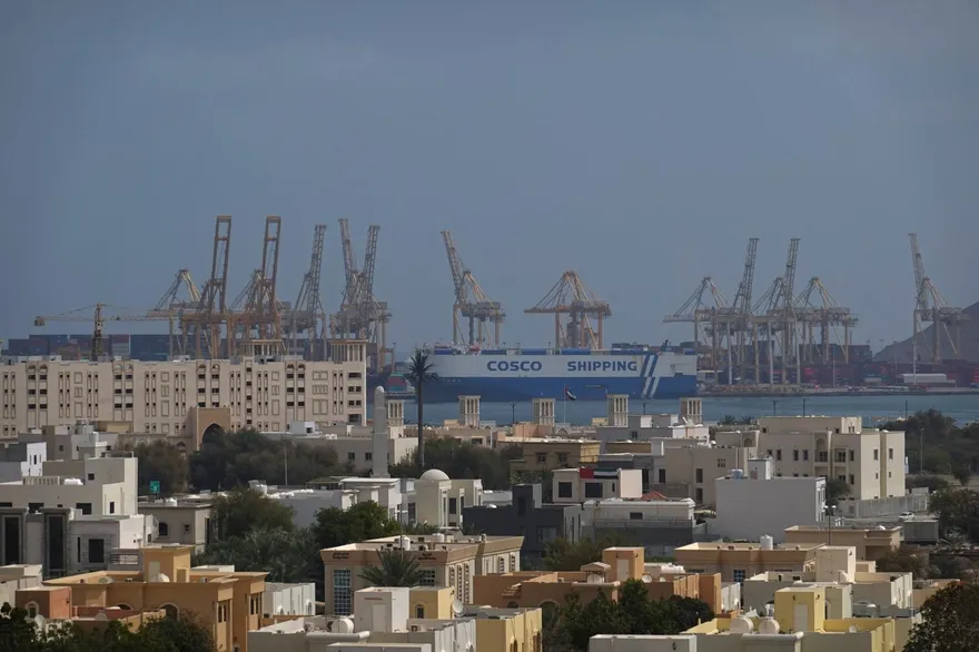 波灣商船遇襲！不明飛彈「貨船旁爆炸」　幸無人員傷亡報告