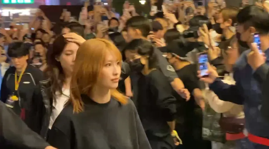 影/TWICE演唱會落幕低調現身金豬食堂！上百粉絲擠爆守候