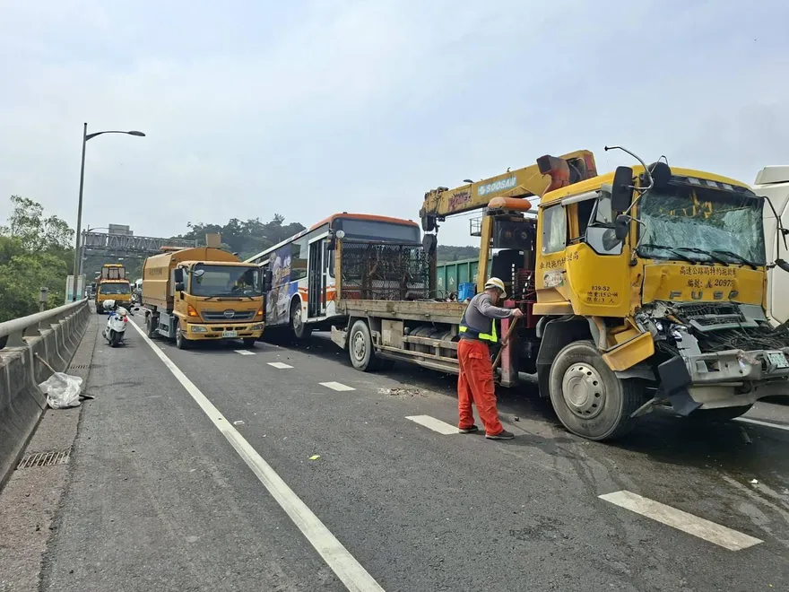 影/台64線八里段嚴重車禍　BMW、拖吊車、砂石車連環撞