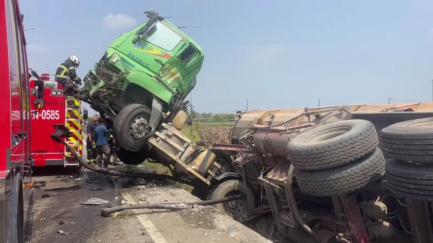 影/高鐵嘉義段旁砂石車撞轎車　「折甘蔗衝進玉米田」4傷