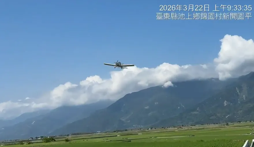 影/轟隆隆！輕航機「低空俯衝」伯朗大道　巨響嚇壞遊客