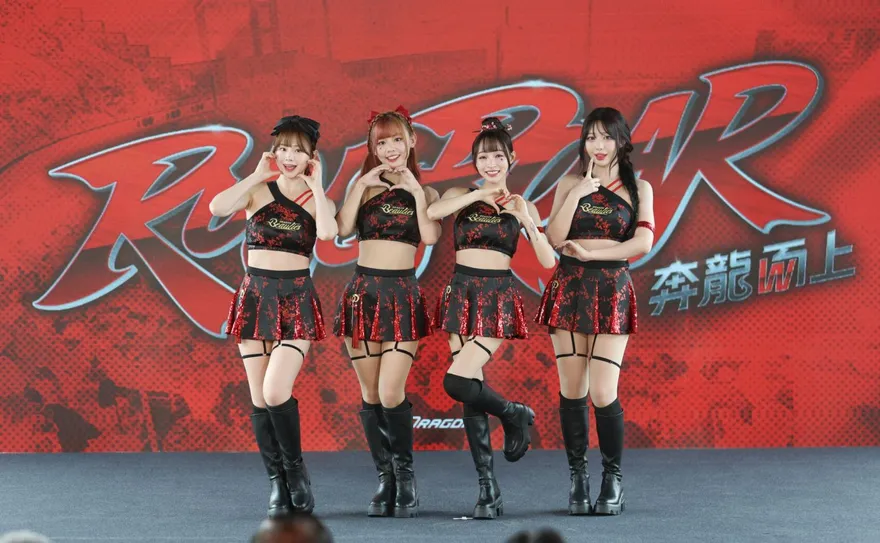 影/李多慧親手操刀設計！小龍女黑旗袍新制服首次亮相