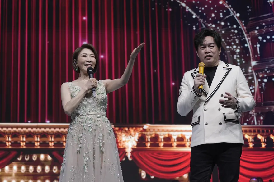 李翊君不藏了！鑽石舞台辣曬事業線　康康笑曝昔「被邀過夜」內幕