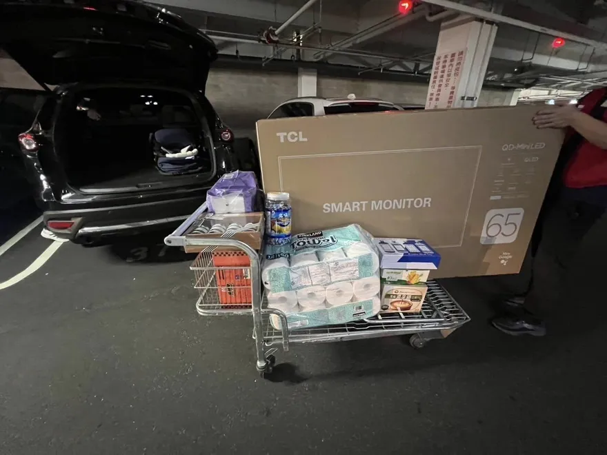「抱小孩買電視」好市多店員主動出手　網：真的會被感動