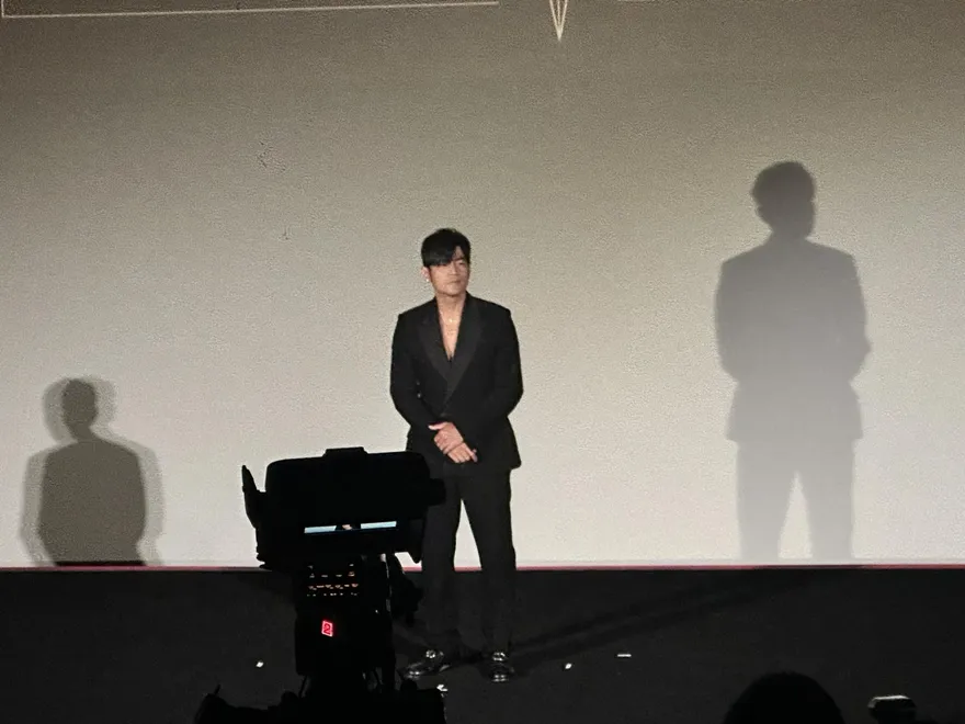 直擊/天王回歸！周杰倫開深V帥氣現身　興奮喊：感覺回到大巨蛋