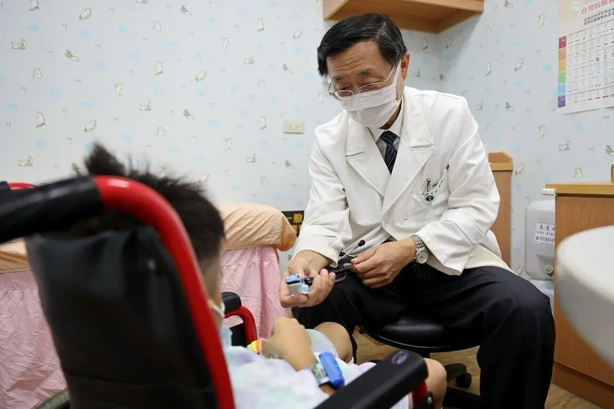 7歲女童「頭痛耳鳴」好不了！醫揪元凶：竟是罕見自體免疫神經發炎